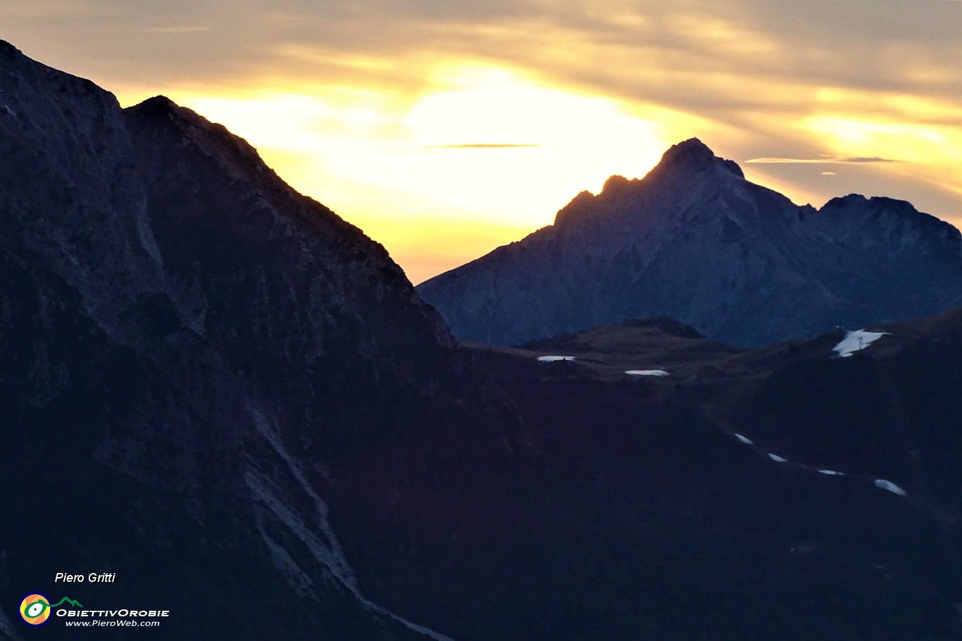 97 Piani di Bobbio con Grignetta nei colori del tramonto.JPG